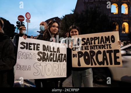 I movimenti LGBTQI+ protestano contro il rifiuto di ieri di DDL Zan al senato, a Roma, in Italia, il 28 ottobre 2021. (Foto di Sirio Tesitore/NurPhoto) Foto Stock