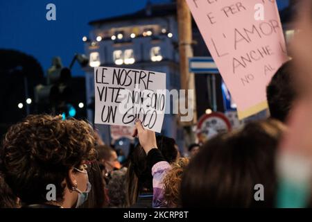 I movimenti LGBTQI+ protestano contro il rifiuto di ieri di DDL Zan al senato, a Roma, in Italia, il 28 ottobre 2021. (Foto di Sirio Tesitore/NurPhoto) Foto Stock