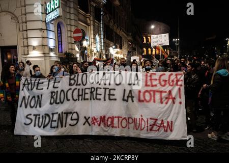 I movimenti LGBTQI+ protestano contro il rifiuto di ieri di DDL Zan al senato, a Roma, in Italia, il 28 ottobre 2021. (Foto di Sirio Tesitore/NurPhoto) Foto Stock