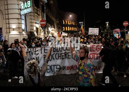 I movimenti LGBTQI+ protestano contro il rifiuto di ieri di DDL Zan al senato, a Roma, in Italia, il 28 ottobre 2021. (Foto di Sirio Tesitore/NurPhoto) Foto Stock