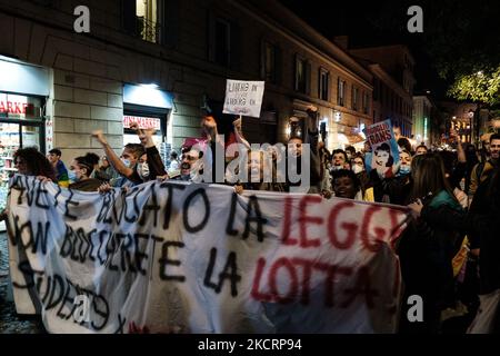 I movimenti LGBTQI+ protestano contro il rifiuto di ieri di DDL Zan al senato, a Roma, in Italia, il 28 ottobre 2021. (Foto di Sirio Tesitore/NurPhoto) Foto Stock