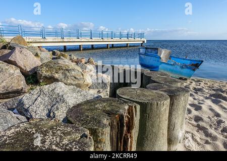 Vista della barca da pesca blu sulla spiaggia di sabbia di fronte al molo sulla riva del Mar Baltico (Baia di Puck) è visto a Oslonino, Polonia il 16 ottobre 2021 (Foto di Michal Fludra/NurPhoto) Foto Stock