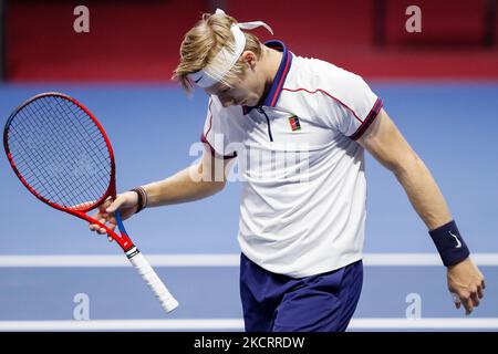 Denis Shapovalov del Canada reagisce durante la partita di tennis maschile del quarto finale dell'ATP 250 torneo internazionale di tennis di St. Petersburg Open 2021 contro Jan-Lennard Struff della Germania alla Sibur Arena il 29 ottobre 2021 a Saint Petersburg, Russia. (Foto di Mike Kireev/NurPhoto) Foto Stock