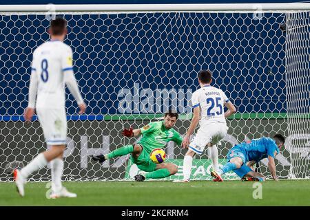 Stanislav Kritciuk (C) di Zenit San Pietroburgo salva la palla dopo che Denis Makarov (25) di Dynamo Mosca ha girato durante la partita della Premier League russa tra FC Zenit San Pietroburgo e FC Dynamo Mosca il 29 ottobre 2021 alla Gazprom Arena di San Pietroburgo, Russia. (Foto di Mike Kireev/NurPhoto) Foto Stock