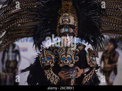 Un membro del gruppo di danza pre-ispanica Ki'in WAC che si esibisce alla prima edizione del Concorso degli altari del giorno dei morti (Día de Muertos) a Playa del Carmen Beach. Venerdì 29 ottobre 2021, a Playa del Carmen, Quintana Roo, Messico. (Foto di Artur Widak/NurPhoto) Foto Stock