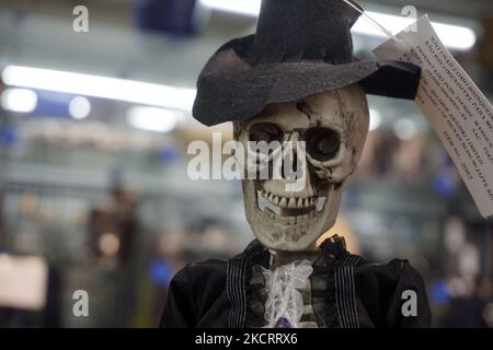 Alla vigilia di Halloween, i consumatori affollano nella popolare area commerciale in cerca di costumi e oggetti di scena, a San Paolo, in Brasile, il 30 ottobre 2021. (Foto di Cris FAGA/NurPhoto) Foto Stock