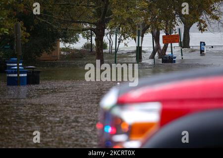 Le onde del fiume Potomac si schiantano in un'area pedonale nella città vecchia di Alexandria, Virginia il 29 ottobre 2021 durante le forti piogge e le alte maree (Foto di Bryan Olin Dozier/NurPhoto) Foto Stock