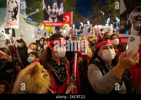 Centinaia di persone si sono radunate e hanno marciato per commemorare la proclamazione della repubblica il 29 ottobre 2021 a Istanbul, in Turchia. La gente ha visto mentre marciando con le bandiere turche il giorno della Repubblica. Anche il sindaco del distretto di Kadikoy si è Unito alle celebrazioni. (Foto di Erhan Demirtas/NurPhoto) Foto Stock