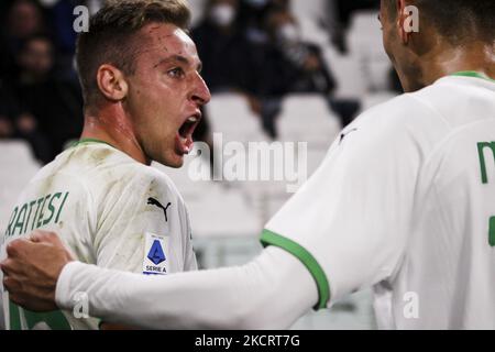 Il centrocampista di Sassuolo Davide Frattesi (16) festeggia con il difensore di Sassuolo Mert Muldur (17) dopo aver segnato il suo gol per farne 0-1 durante la Serie Una partita di calcio n.10 JUVENTUS - SASSUOLO il 27 ottobre 2021 allo Stadio Allianz di Torino, Piemonte, Italia. Risultato finale: Juventus-Sassuolo 1-2. (Foto di Matteo Bottanelli/NurPhoto) Foto Stock