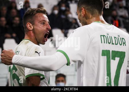 Il centrocampista di Sassuolo Davide Frattesi (16) festeggia con il difensore di Sassuolo Mert Muldur (17) dopo aver segnato il suo gol per farne 0-1 durante la Serie Una partita di calcio n.10 JUVENTUS - SASSUOLO il 27 ottobre 2021 allo Stadio Allianz di Torino, Piemonte, Italia. Risultato finale: Juventus-Sassuolo 1-2. (Foto di Matteo Bottanelli/NurPhoto) Foto Stock