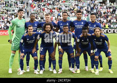 Line up Real Madrid (L-R) Thibaut Courtois, David Alaba, toni Kroos, Eder Militao, Casemiro, Mariano Diaz, Lucas Vazquez, Marcelo, Rodrygo, Vinicius Junior, Luka Modric durante la partita la Liga Santander tra Elche CF e Real Madrid CF all'Estadio Manuel Martinez Valero il 30 ottobre 2021 a Elche, Spagna. (Foto di Jose Breton/Pics Action/NurPhoto) Foto Stock