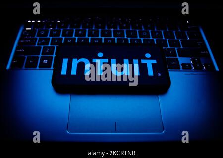 Il logo Intuit visualizzato sullo schermo di un telefono e la tastiera di un computer portatile sono visibili in questa foto di illustrazione scattata a Cracovia il 30 ottobre 2021. (Foto di Jakub Porzycki/NurPhoto) Foto Stock