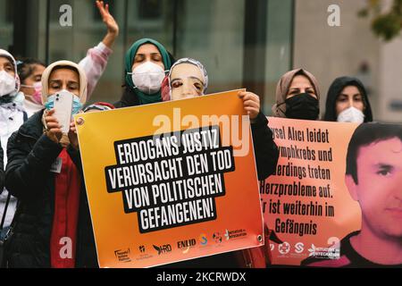 I manifestanti detengono il segno di un Firat Mercan, prigioniero politico in Turchia durante la protesta contro l'incarcerazione politica a Turky a Colonia, Germania, il 30 ottobre (Foto di Ying Tang/NurPhoto) Foto Stock