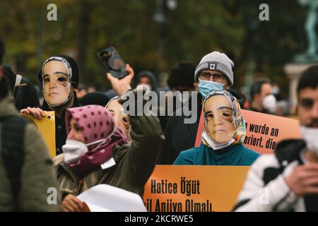 I manifestanti detengono il segno di un Firat Mercan, prigioniero politico in Turchia durante la protesta contro l'incarcerazione politica a Turky a Colonia, Germania, il 30 ottobre (Foto di Ying Tang/NurPhoto) Foto Stock