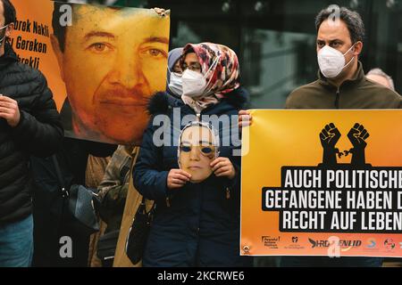 I manifestanti detengono il segno di un Firat Mercan, prigioniero politico in Turchia durante la protesta contro l'incarcerazione politica a Turky a Colonia, Germania, il 30 ottobre (Foto di Ying Tang/NurPhoto) Foto Stock