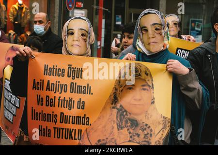 I manifestanti detengono il segno di un Firat Mercan, prigioniero politico in Turchia durante la protesta contro l'incarcerazione politica a Turky a Colonia, Germania, il 30 ottobre (Foto di Ying Tang/NurPhoto) Foto Stock