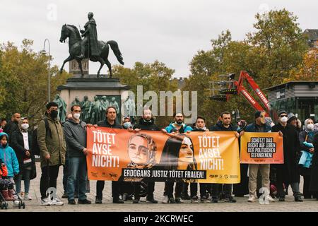 I manifestanti detengono il segno di un Firat Mercan, prigioniero politico in Turchia durante la protesta contro l'incarcerazione politica a Turky a Colonia, Germania, il 30 ottobre (Foto di Ying Tang/NurPhoto) Foto Stock