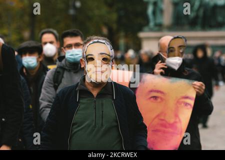 I manifestanti detengono il segno di un Firat Mercan, prigioniero politico in Turchia durante la protesta contro l'incarcerazione politica a Turky a Colonia, Germania, il 30 ottobre (Foto di Ying Tang/NurPhoto) Foto Stock