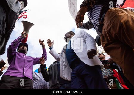 I dimostranti a turno guidano la folla nei canti durante una protesta contro il colpo di stato militare in Sudan. Migliaia di persone provenienti da tutta la costa orientale degli Stati Uniti sono venute a Washington per partecipare alla manifestazione. (Foto di Allison Bailey/NurPhoto) Foto Stock