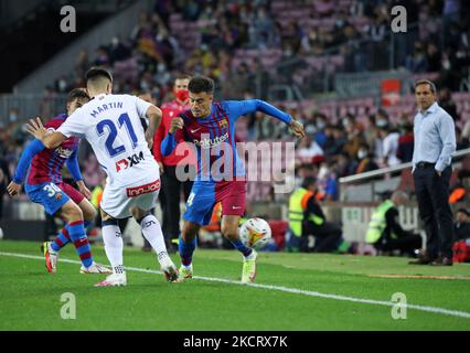 Philippe Coutinho e Ivan Martin durante la partita tra il FC Barcelona e il Deportivo Alaves, corrispondente alla settimana 12 della Liga Santandere, giocata allo stadio Camp Nou, il 30th ottobre 2021, a Barcellona, Spagna. -- (Foto di Urbanandsport/NurPhoto) Foto Stock