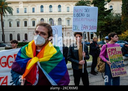 Il protester di Bari in Piazza Umberto i mostra un segno a seguito dell'abolizione dello ZAN DDL il 30 ottobre 2021. La protesta dopo lo stop del disegno di legge contro l'omotransfobia una settimana dopo l'orgoglio del mondo Lgbtqi + a Bari torna in piazza contemporaneamente ad altre 43 piazze in Italia, per protestare contro lo stop del disegno di legge Zan. In Piazza Umberto, nel centro di Bari, di fronte alla sede dell'Università, più di 500 sono scesi in piazza sventolando bandiere arcobaleno (Foto di Davide Pischettola/NurPhoto) Foto Stock