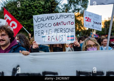 Il protester di Bari in Piazza Umberto i mostra un segno a seguito dell'abolizione dello ZAN DDL il 30 ottobre 2021. La protesta dopo lo stop del disegno di legge contro l'omotransfobia una settimana dopo l'orgoglio del mondo Lgbtqi + a Bari torna in piazza contemporaneamente ad altre 43 piazze in Italia, per protestare contro lo stop del disegno di legge Zan. In Piazza Umberto, nel centro di Bari, di fronte alla sede dell'Università, più di 500 sono scesi in piazza sventolando bandiere arcobaleno (Foto di Davide Pischettola/NurPhoto) Foto Stock