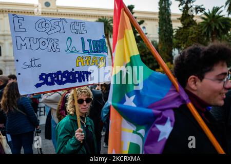 Il protester di Bari in Piazza Umberto i mostra un segno a seguito dell'abolizione dello ZAN DDL il 30 ottobre 2021. La protesta dopo lo stop del disegno di legge contro l'omotransfobia una settimana dopo l'orgoglio del mondo Lgbtqi + a Bari torna in piazza contemporaneamente ad altre 43 piazze in Italia, per protestare contro lo stop del disegno di legge Zan. In Piazza Umberto, nel centro di Bari, di fronte alla sede dell'Università, più di 500 sono scesi in piazza sventolando bandiere arcobaleno (Foto di Davide Pischettola/NurPhoto) Foto Stock