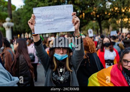 Il protester di Bari in Piazza Umberto i mostra un segno a seguito dell'abolizione dello ZAN DDL il 30 ottobre 2021. La protesta dopo lo stop del disegno di legge contro l'omotransfobia una settimana dopo l'orgoglio del mondo Lgbtqi + a Bari torna in piazza contemporaneamente ad altre 43 piazze in Italia, per protestare contro lo stop del disegno di legge Zan. In Piazza Umberto, nel centro di Bari, di fronte alla sede dell'Università, più di 500 sono scesi in piazza sventolando bandiere arcobaleno (Foto di Davide Pischettola/NurPhoto) Foto Stock