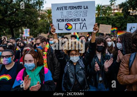 I manifestanti di Bari in Piazza Umberto i protestano con i cartelli a seguito dell'abolizione dello ZAN DDL il 30 ottobre 2021. La protesta dopo lo stop del disegno di legge contro l'omotransfobia una settimana dopo l'orgoglio del mondo Lgbtqi + a Bari torna in piazza contemporaneamente ad altre 43 piazze in Italia, per protestare contro lo stop del disegno di legge Zan. In Piazza Umberto, nel centro di Bari, di fronte alla sede dell'Università, più di 500 sono scesi in piazza sventolando bandiere arcobaleno (Foto di Davide Pischettola/NurPhoto) Foto Stock