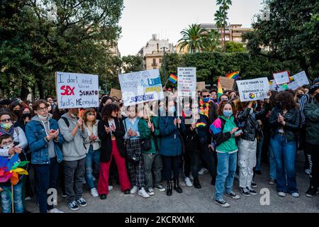 I manifestanti di Bari in Piazza Umberto i protestano con i cartelli a seguito dell'abolizione dello ZAN DDL il 30 ottobre 2021. La protesta dopo lo stop del disegno di legge contro l'omotransfobia una settimana dopo l'orgoglio del mondo Lgbtqi + a Bari torna in piazza contemporaneamente ad altre 43 piazze in Italia, per protestare contro lo stop del disegno di legge Zan. In Piazza Umberto, nel centro di Bari, di fronte alla sede dell'Università, più di 500 sono scesi in piazza sventolando bandiere arcobaleno (Foto di Davide Pischettola/NurPhoto) Foto Stock