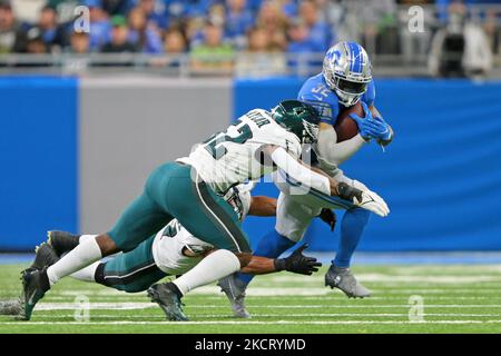 I Detroit Lions che corrono indietro D'Andre Swift (32) corrono la palla contro le Philadelphia Eagles durante la prima metà di una partita di football della NFL a Detroit, Michigan USA, domenica 31 ottobre 2021. (Foto di Jorge Lemus/NurPhoto) Foto Stock