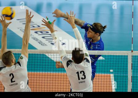 Spike of Arthur Szwarc - Top Volley Cisterna durante il Volley Serie a Campionato Men Superleague NBV Verona vs Top Volley Cisterna il 31 ottobre 2021 al Forum AGSM di Verona (Foto di Roberto Tommasini/LiveMedia/NurPhoto) Foto Stock