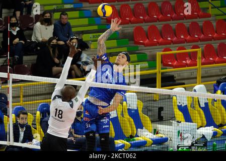 Arthur Szwarc - Top Volley Cisterna durante il Volley Serie a Campionato Men Superleague NBV Verona vs Top Volley Cisterna il 31 ottobre 2021 al Forum AGSM di Verona (Foto di Roberto Tommasini/LiveMedia/NurPhoto) Foto Stock