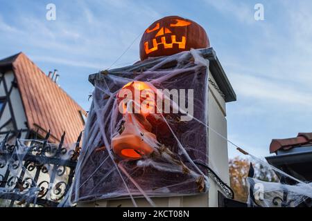 Antico palazzo decorato con zucche, teschi di reti ragno, e scheletri in occasione di Halloween è visto a Danzica, Polonia il 31 ottobre 2021 (Foto di Michal Fludra/NurPhoto) Foto Stock