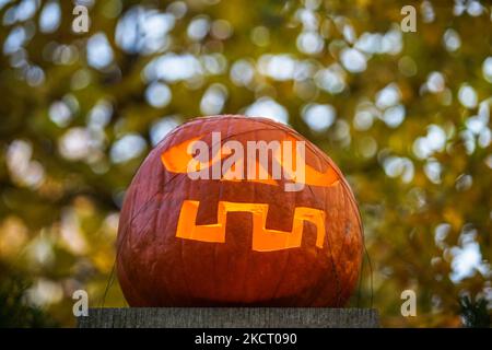 Antico palazzo decorato con zucche, teschi di reti ragno, e scheletri in occasione di Halloween è visto a Danzica, Polonia il 31 ottobre 2021 (Foto di Michal Fludra/NurPhoto) Foto Stock