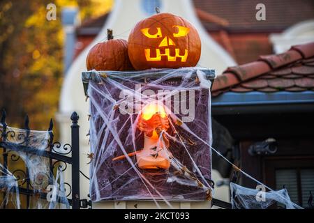 Antico palazzo decorato con zucche, teschi di reti ragno, e scheletri in occasione di Halloween è visto a Danzica, Polonia il 31 ottobre 2021 (Foto di Michal Fludra/NurPhoto) Foto Stock