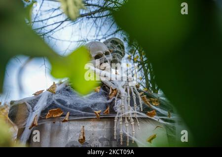 Antico palazzo decorato con zucche, teschi di reti ragno, e scheletri in occasione di Halloween è visto a Danzica, Polonia il 31 ottobre 2021 (Foto di Michal Fludra/NurPhoto) Foto Stock