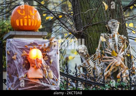 Antico palazzo decorato con zucche, teschi di reti ragno, e scheletri in occasione di Halloween è visto a Danzica, Polonia il 31 ottobre 2021 (Foto di Michal Fludra/NurPhoto) Foto Stock