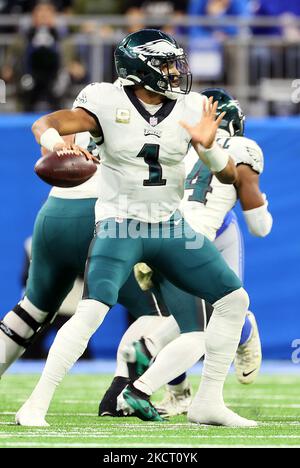 Philadelphia Eagles quarterback Jalen Hurts (1) va a lanciare la palla durante una partita di football tra i Detroit Lions e le Philadelphia Eagles a Detroit, Michigan USA, domenica 31 ottobre 2021. (Foto di Amy Lemus/NurPhoto) Foto Stock