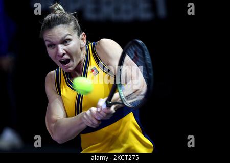 Simona Halep in azione ricevendo la palla durante la sua partita in Transilvania Open Finals contro Anett Kontaveit in BT Arena Cluj-Napoca 30 ottobre 2021 (Foto di Flaviu Buboi/NurPhoto) Foto Stock