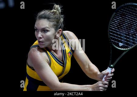 Simona Halep in azione ricevendo la palla durante la sua partita in Transilvania Open Finals contro Anett Kontaveit in BT Arena Cluj-Napoca 30 ottobre 2021 (Foto di Flaviu Buboi/NurPhoto) Foto Stock