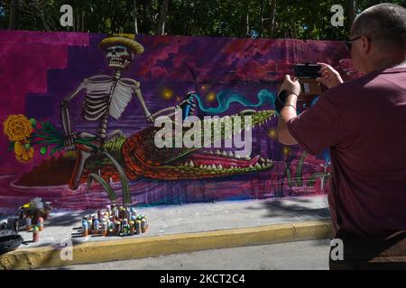 Un passerista scatta una foto di un nuovo murale di un artista messicano Noise275, parte del festival 'We are all Catrinas 2021' (todas somos Catrinas 2021) ispirato al giorno dei morti (Día de Muertos), nel centro di Playa del Carmen. Domenica 31 ottobre 2021, a Playa del Carmen, Quintana Roo, Messico. (Foto di Artur Widak/NurPhoto) Foto Stock