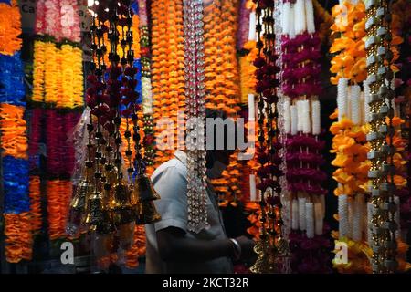 Un venditore di strada vende articoli decorativi in un mercato davanti a Diwali, il festival indù delle luci, a Nuova Delhi, India il 1 novembre 2021. (Foto di Mayank Makhija/NurPhoto) Foto Stock