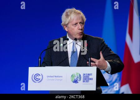 Il primo ministro britannico Boris Johnson interviene durante la cerimonia di apertura della COP26 Conferenza delle Nazioni Unite sui cambiamenti climatici a Glasgow, Regno Unito, 1 novembre 2021. Il COP26, che si terrà da ottobre 31 a novembre 12 a Glasgow sarà la più grande conferenza sul clima dal vertice di Parigi del 2015 ed è considerato cruciale per fissare obiettivi di emissione a livello mondiale per rallentare il riscaldamento globale, nonché per consolidare altri impegni chiave. (Foto di Maciek Musialek/NurPhoto) Foto Stock