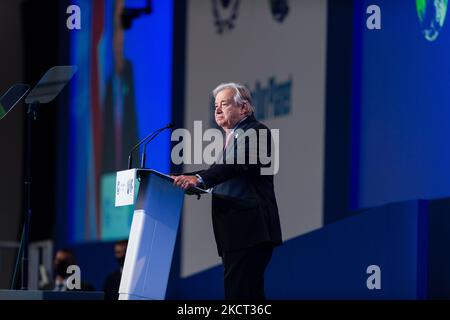 Il Segretario Generale delle Nazioni Unite Antonio Guterres interviene durante la cerimonia di apertura del COP26 a Glasgow (Regno Unito), 1 novembre 2021. Il COP26, che si terrà da ottobre 31 a novembre 12 a Glasgow sarà la più grande conferenza sul clima dal vertice di Parigi del 2015 ed è considerato cruciale per fissare obiettivi di emissione a livello mondiale per rallentare il riscaldamento globale, nonché per consolidare altri impegni chiave. (Foto di Maciek Musialek/NurPhoto) Foto Stock