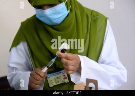 Un operatore sanitario prepara una dose del vaccino Pfizer COVID-19 durante la campagna di vaccinazione presso la scuola ideale e il centro universitario nella zona di Motijheel di Dhaka, Bangladesh, il 01 novembre 2021. Secondo la direzione Generale dei servizi sanitari del Bangladesh (DGHS), il Bangladesh ha iniziato a somministrare vaccini contro il coronavirus agli studenti di 12-17 anni a Dhaka. (Foto di Mamunur Rashid/NurPhoto) Foto Stock