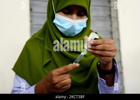 Un operatore sanitario prepara una dose del vaccino Pfizer COVID-19 durante la campagna di vaccinazione presso la scuola ideale e il centro universitario nella zona di Motijheel di Dhaka, Bangladesh, il 01 novembre 2021. Secondo la direzione Generale dei servizi sanitari del Bangladesh (DGHS), il Bangladesh ha iniziato a somministrare vaccini contro il coronavirus agli studenti di 12-17 anni a Dhaka. (Foto di Mamunur Rashid/NurPhoto) Foto Stock