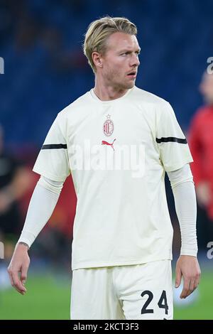 Simon Kjaer dell'AC Milan guarda durante la Serie Un match tra AS Roma e AC Milan Calcio allo Stadio Olimpico di Roma, Italia, il 31 ottobre 2021. (Foto di Giuseppe Maffia/NurPhoto) Foto Stock