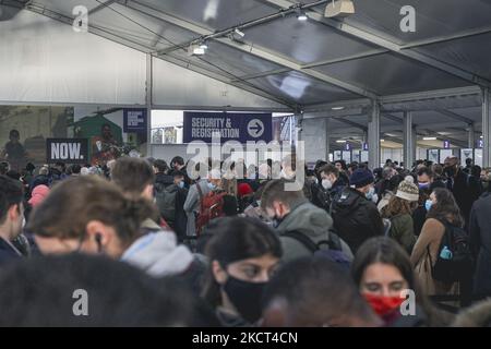 La gente attende fuori dalla sede il terzo giorno della COP 26 Conferenza delle Nazioni Unite sul cambiamento climatico il 02 novembre 2021 a Glasgow, Scozia. (Foto di Ewan Bootman/NurPhoto) Foto Stock