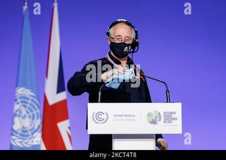 Un tecnico pulisce i microfoni tra i discorsi durante la sessione delle dichiarazioni nazionali nella Plenaria di Cairn Gorm alla Conferenza ONU sui cambiamenti climatici COP26, tenuta dall'UNFCCC all'interno della sede COP26 - Scottish Event Campus a Glasgow, Scozia il 2 novembre 2021. I capi di stato sono arrivati per un vertice di due giorni ad alto livello a Glasgow. Il COP26, che si terrà dal 31 ottobre al 12 novembre a Glasgow, sarà la più importante conferenza sul clima dal vertice di Parigi del 2015, poiché si prevede che le nazioni stabiliranno nuovi obiettivi per le emissioni di gas a effetto serra al fine di rallentare il riscaldamento globale, nonché di consolidare altri importanti commenti Foto Stock